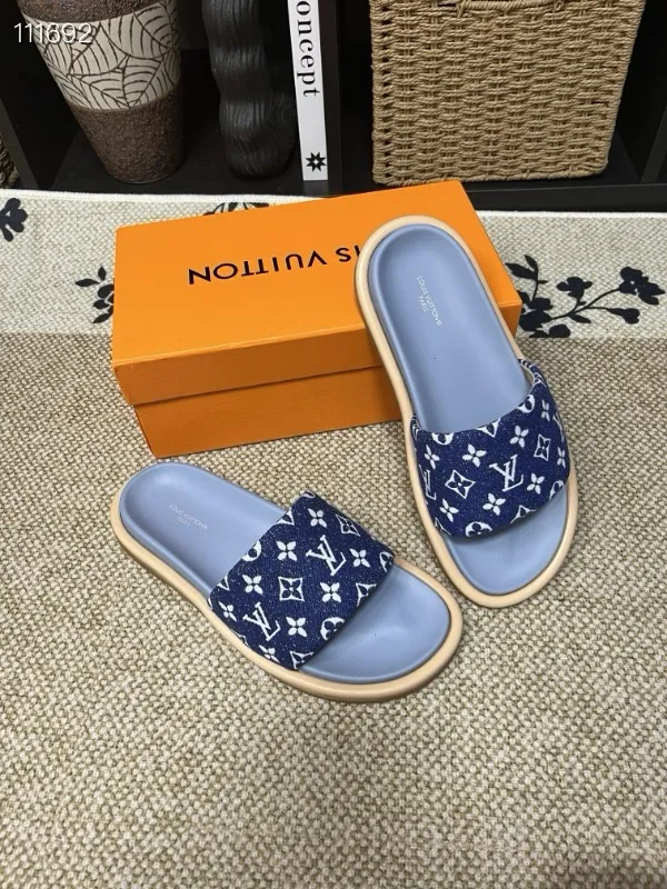 P320💰[New model] Long-term availability, 2025 new model, couple model [LOUlS VUlTTON] comes with drawer box, bag, card, invoice "Louis Vuitton ~ unique modern sandals. 》LV counter purchasing 🏃Men's and women's casual slippers, sold at the same time at the counter, the original old flower material upper is soft and comfortable, (refuses to discolor and rub the feet) sole: original factory special combination original sole, code number: 35--46 4 multiple colors 🉑️ to choose from